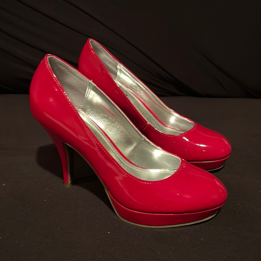 Woman’s Size 8 Red Pump (brand unlisted)